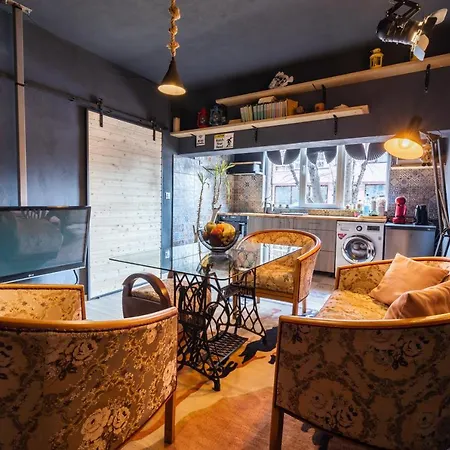 The Cave ✵ Vintage Apartment *